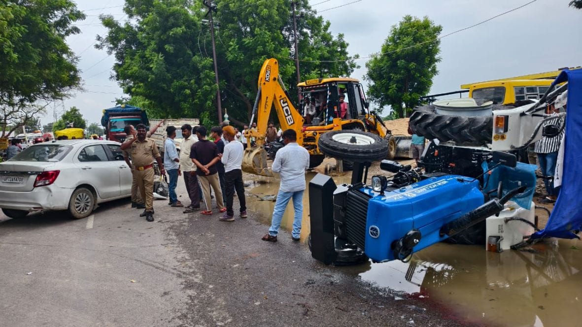 शहर से सटे अयोध्या-प्रयागराज बाईपास पर दुर्घटनाग्रस्त वाहन। स्रोत-ग्रामीण