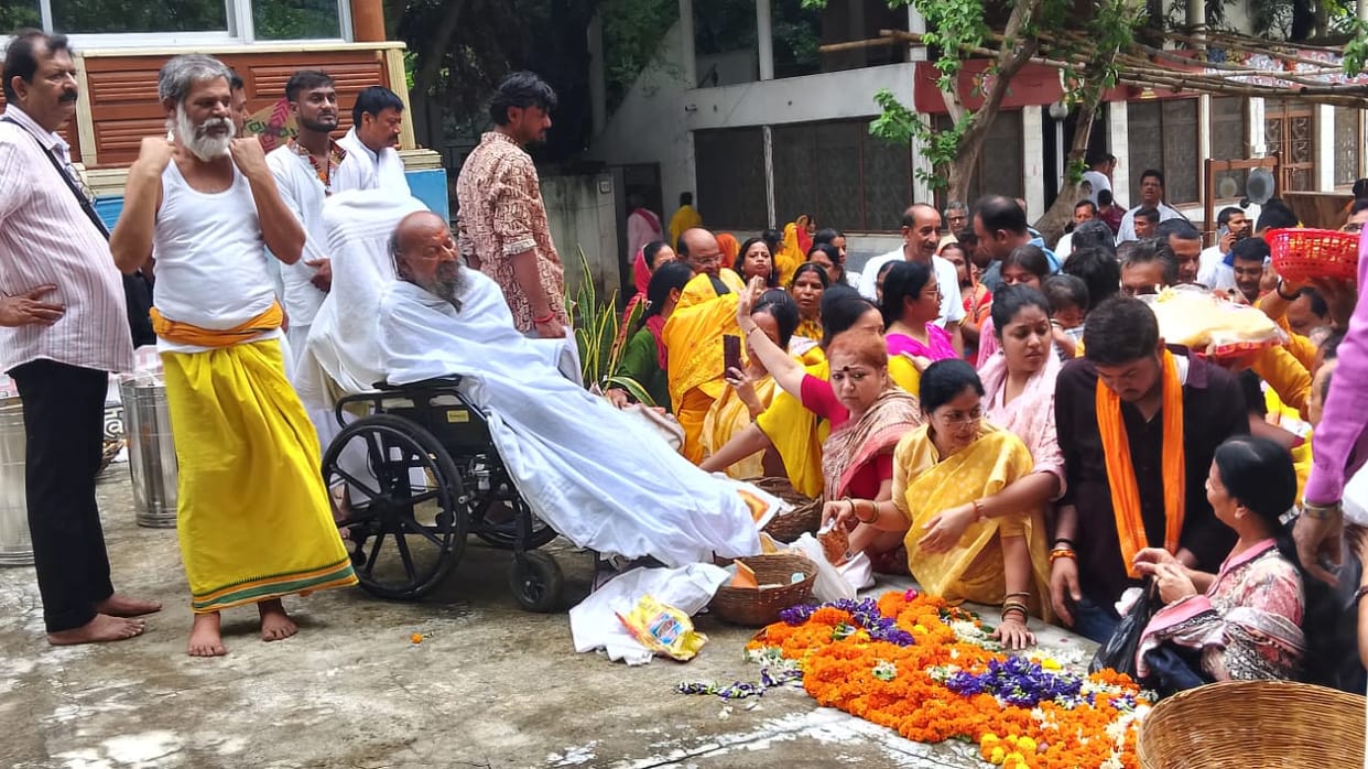 A huge crowd gathered at Devraha Hans Baba Siddhashram, rain couldn't shake the devotees' faith