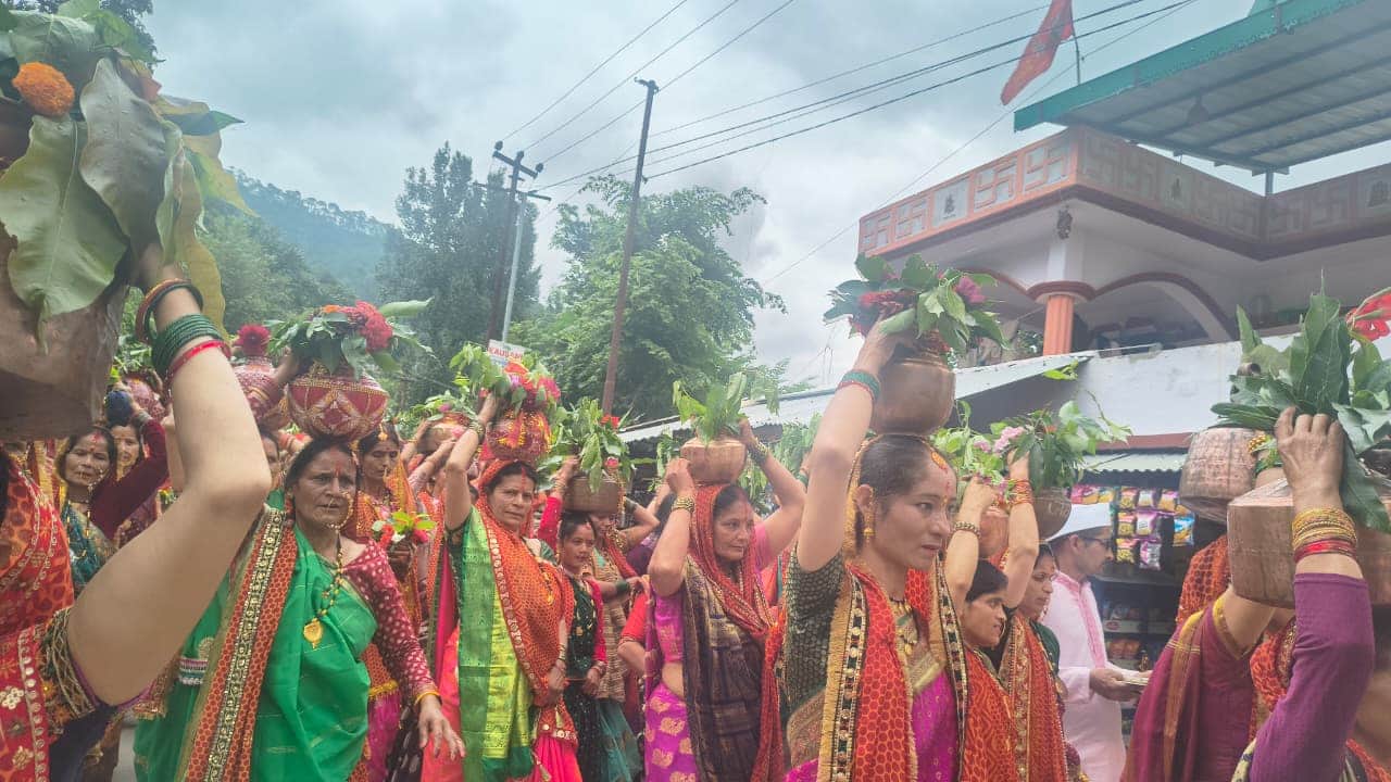 श्रीमद्भागवत महापुराण कथा शुभारंभ के मौके पर कलश यात्रा निकालती महिलाएं। संवाद