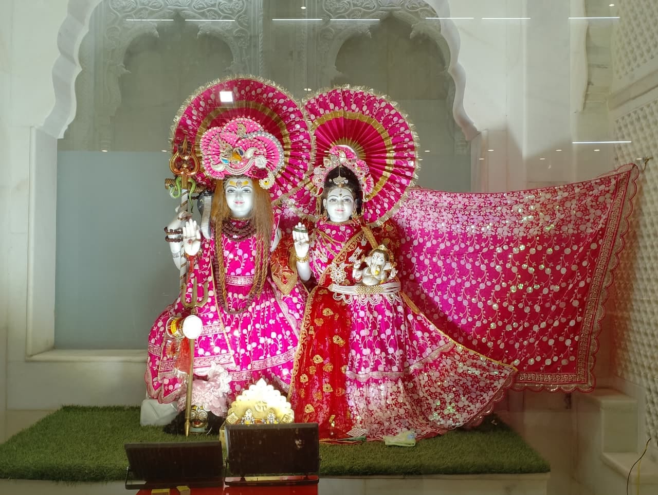 शिव मंदिर में सजाए भोले और पावर्तती। संवाद
