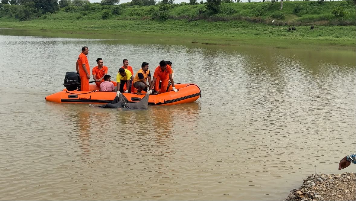 शव निकालने की कार्यवाई करते हुए