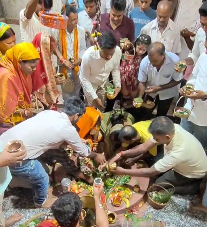 Chants of 'Har-Har Mahadev' echoed in the Shiva temples.
