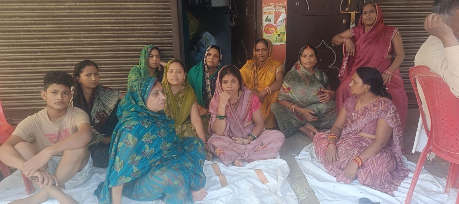 दिनेश कुमार उर्फ पप्पू गुप्ता की फाइल फोटो व बिलखते परिजन। संवाद