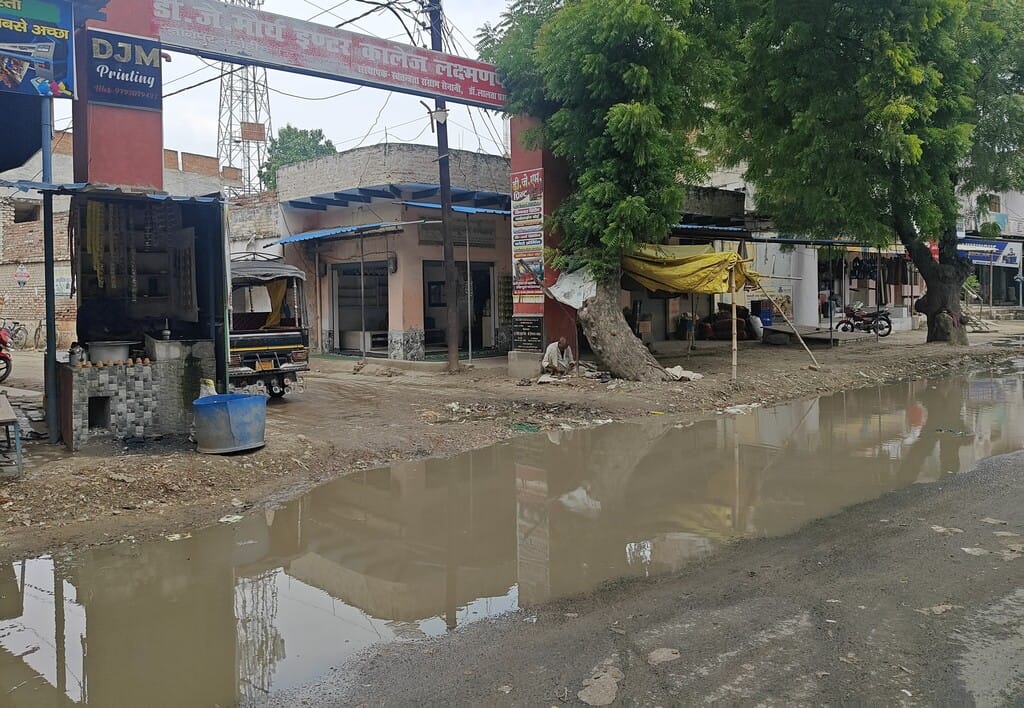 देवनाथपुर बाजार में सडक पर लगा बरसात का पानी। संवाद