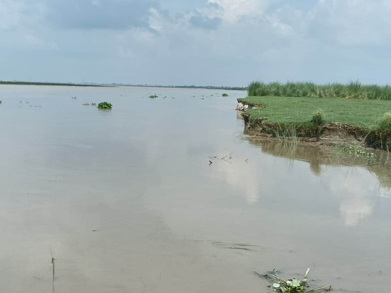 देवारा में जलस्तर बढ़ने के बाद कटान करती नदी। संवाद