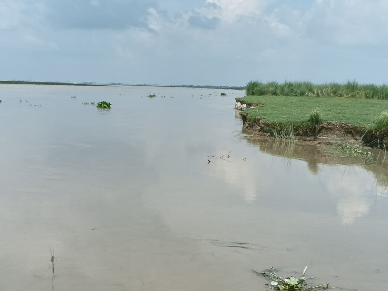 देवारा में जलस्तर बढ़ने के बाद कटान करती नदी। संवाद