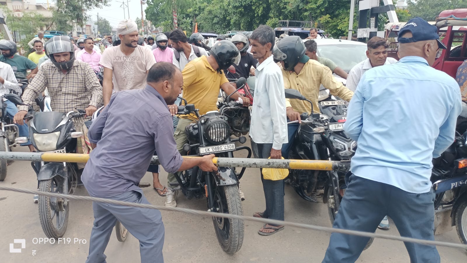 धीमानपुरा की टूटी फाटक को ठीक करता कर्मचारी। नागरिक