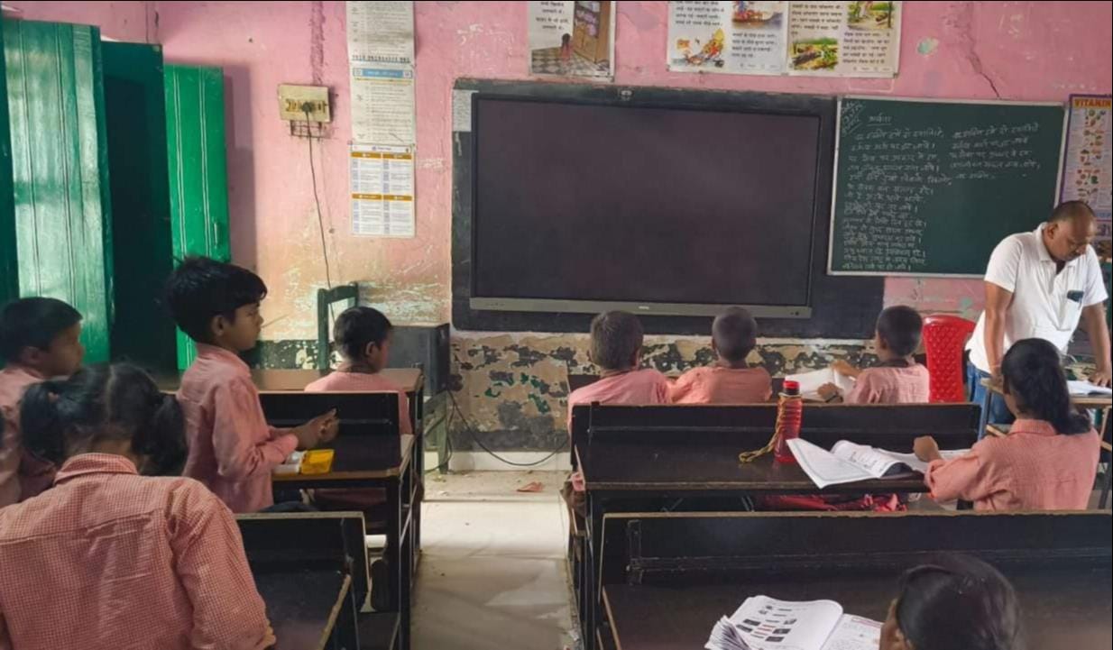 धीना कंपोजिट विद्यालय में शोपीस पड़ा स्मार्ट टीवी। संवाद