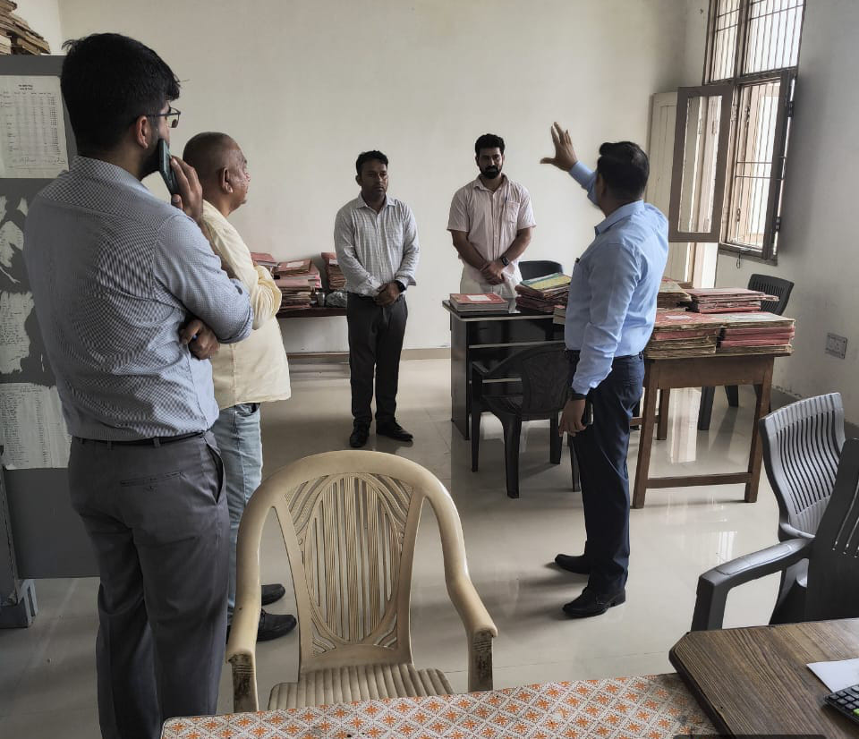 SDM's surprise inspection in Nigdu sub-tehsil
