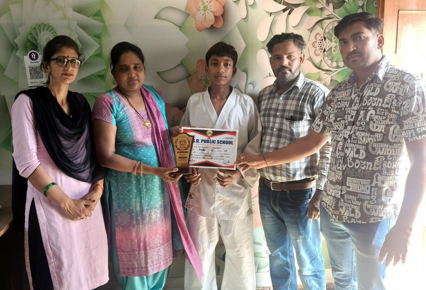विजेता खिलाड़ी मनप्रीत को सम्मानित करती प्रधानाचार्य गीता गर्ग। विज्ञप्ति