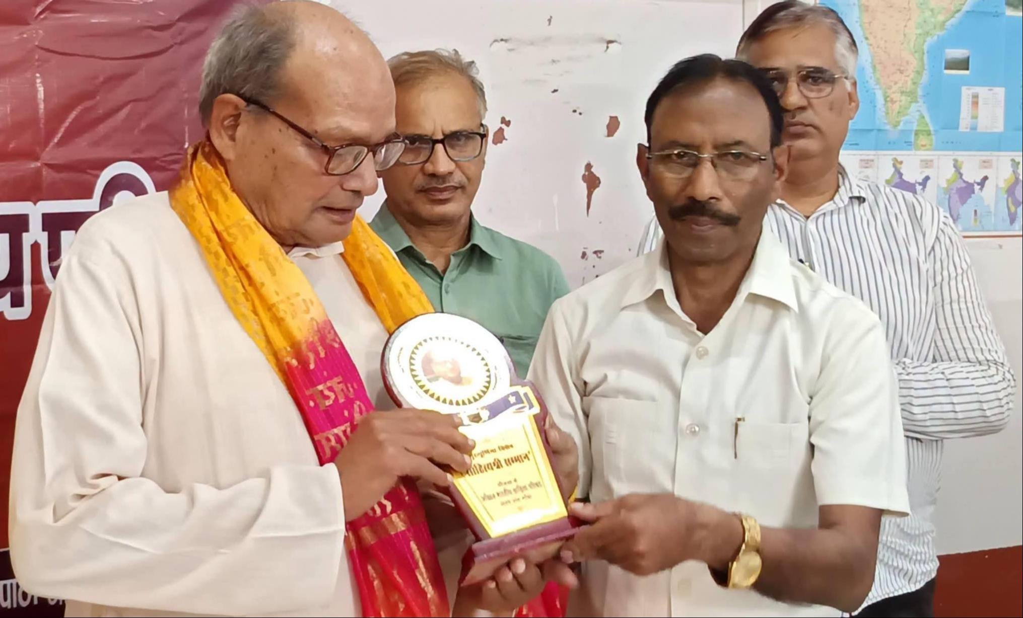 वरिष्ठ साहित्यकार डॉ. सूर्यपाल सिंह को सम्मानित करते साहित्य परिषद के जिलाध्यक्ष उमाशंकर शुक्ल 