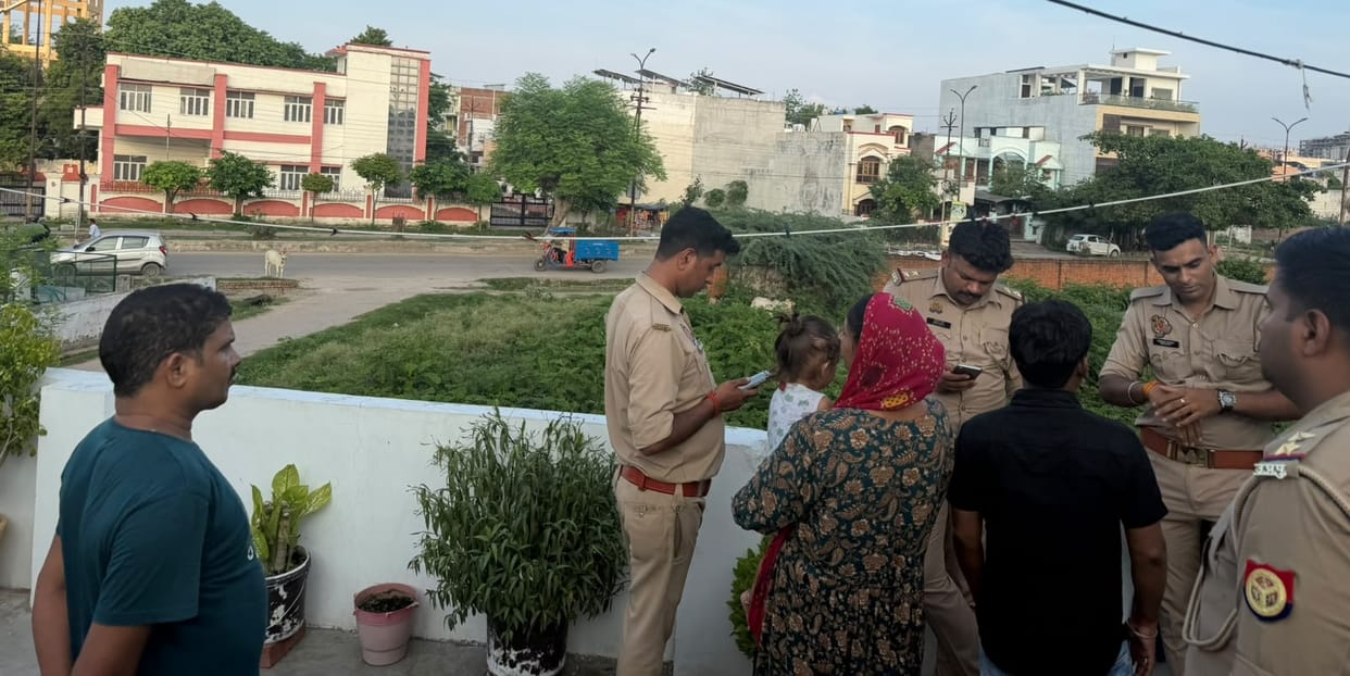 Miscreants break into house, commit robbery, and attack woman