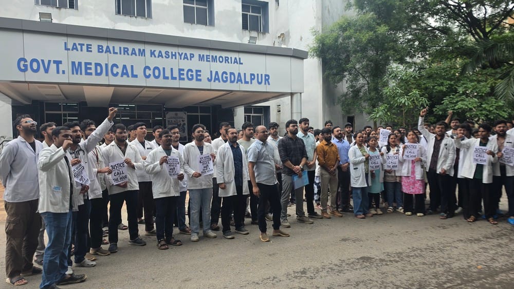 विरोध करते इंटर्न