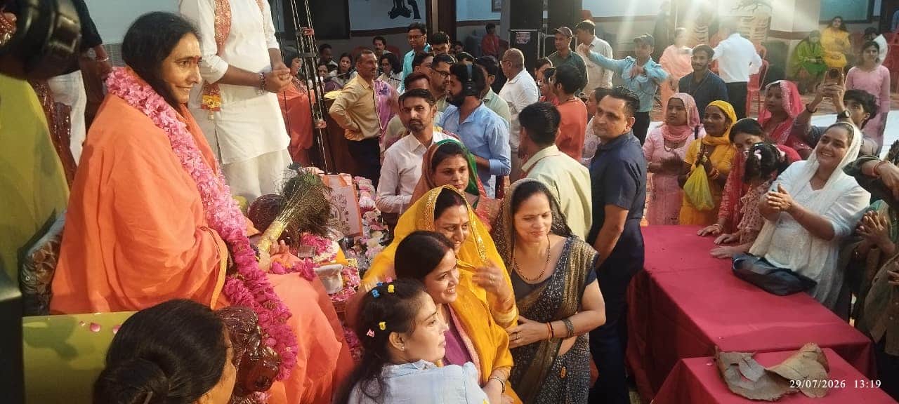 वात्सल्य ग्राम में साध्वी ऋतंभरा से आशीर्वाद लेते शिष्य।