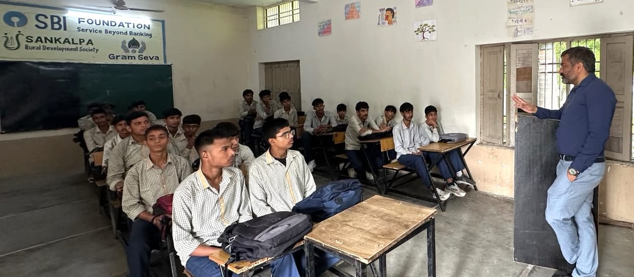 SDM inspected the facilities at the Siwan school and interacted with the students.