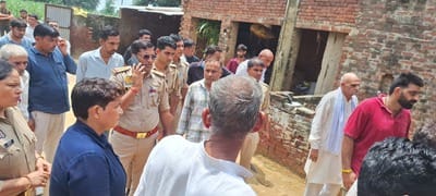 युवती की मौत के बाद जांच करती पुलिस और मौजूद लोग। संवाद