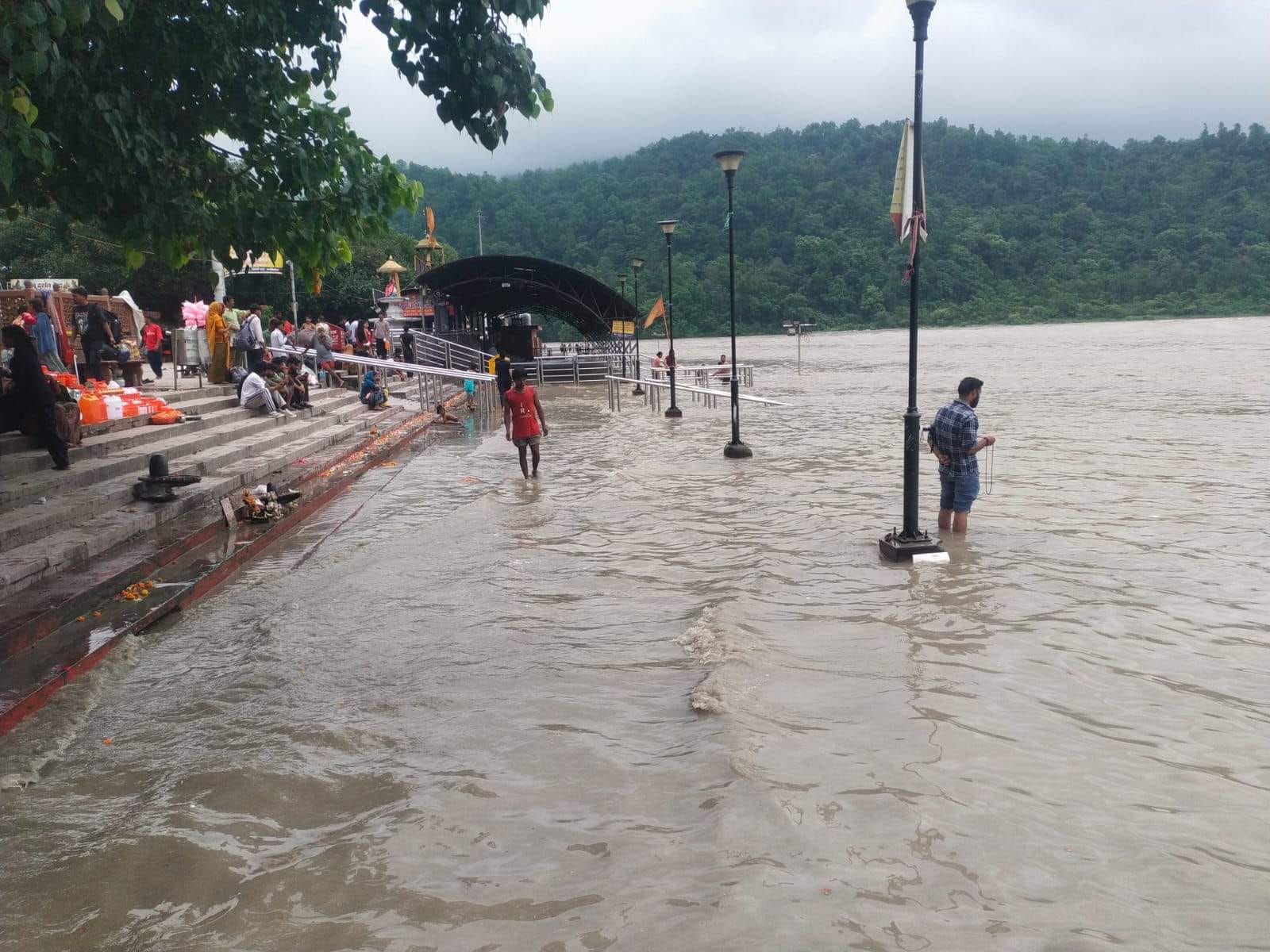03- गंगा का जलस्तर बढ़ने से जलमग्न हुआ आरती स्थल और घाट।संवाद