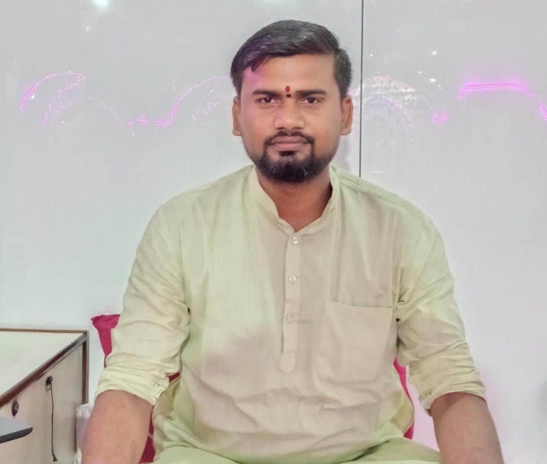 04-पुजारी एवं ज्योतिषाचार्य विनय शुक्ल ।