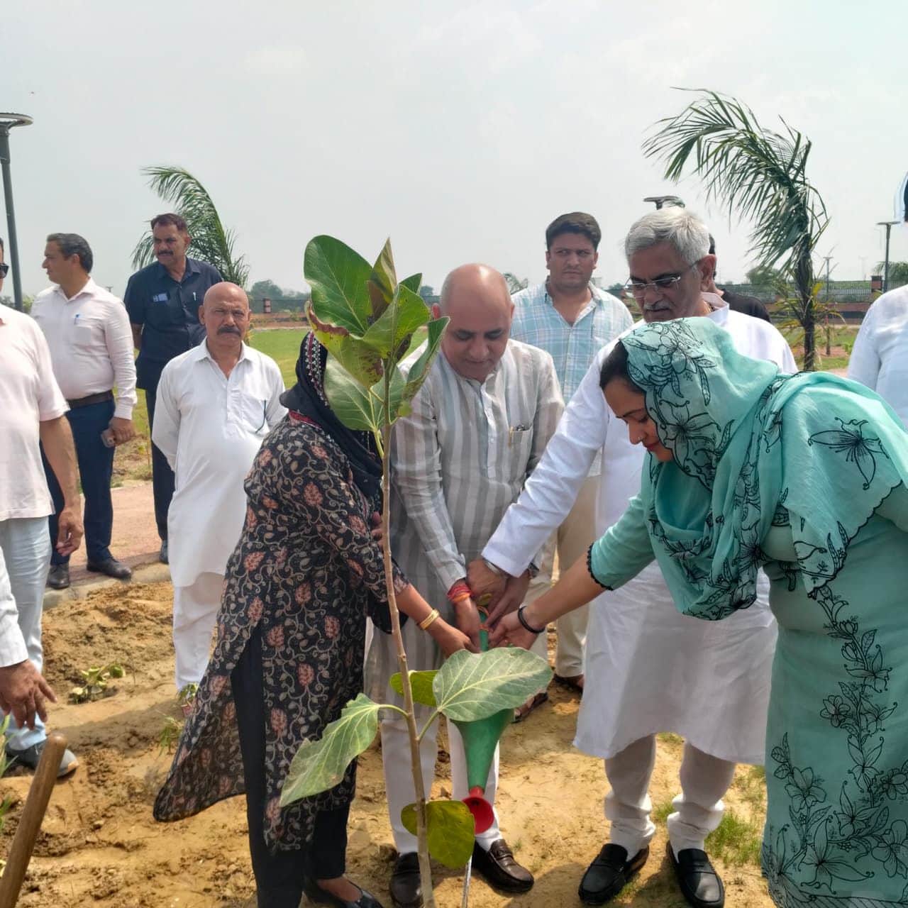 15-एक पेड़ मां के नाम अभियान के तहत गढ़ी बोहर पार्क में पौधरोपण करते मेयर रामअवतार वाल्मीकि, पूर्