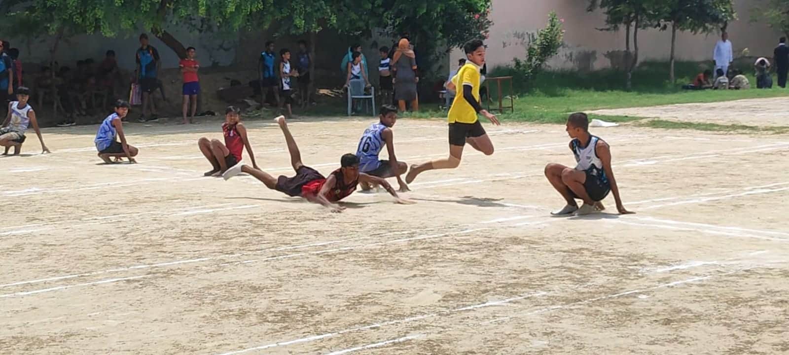 16-रोहतक के सैनी वरिष्ठ माध्यमिक विद्यालय में खो-खो खेलते विद्यार्थी। संवाद