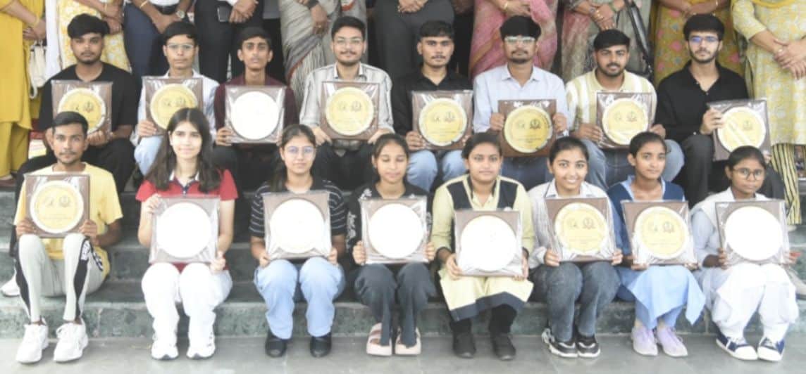 24-रोहतक के हिसार रोड स्थित राजकीय कन्या वरिष्ठ माध्यमिक विद्यालय में प्रतियोगी परीक्षाओं में उ