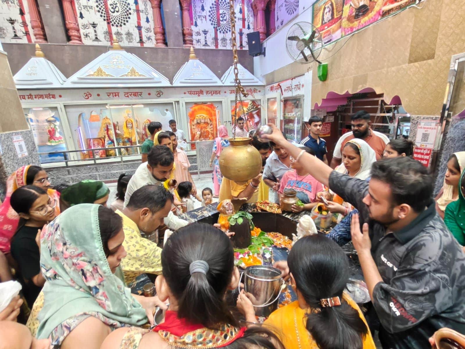 28- वैश्य कॉलेज रोड स्थित शिवालय में शिवलिंग पर जलाभिषेक करते श्रद्धालु । संवाद