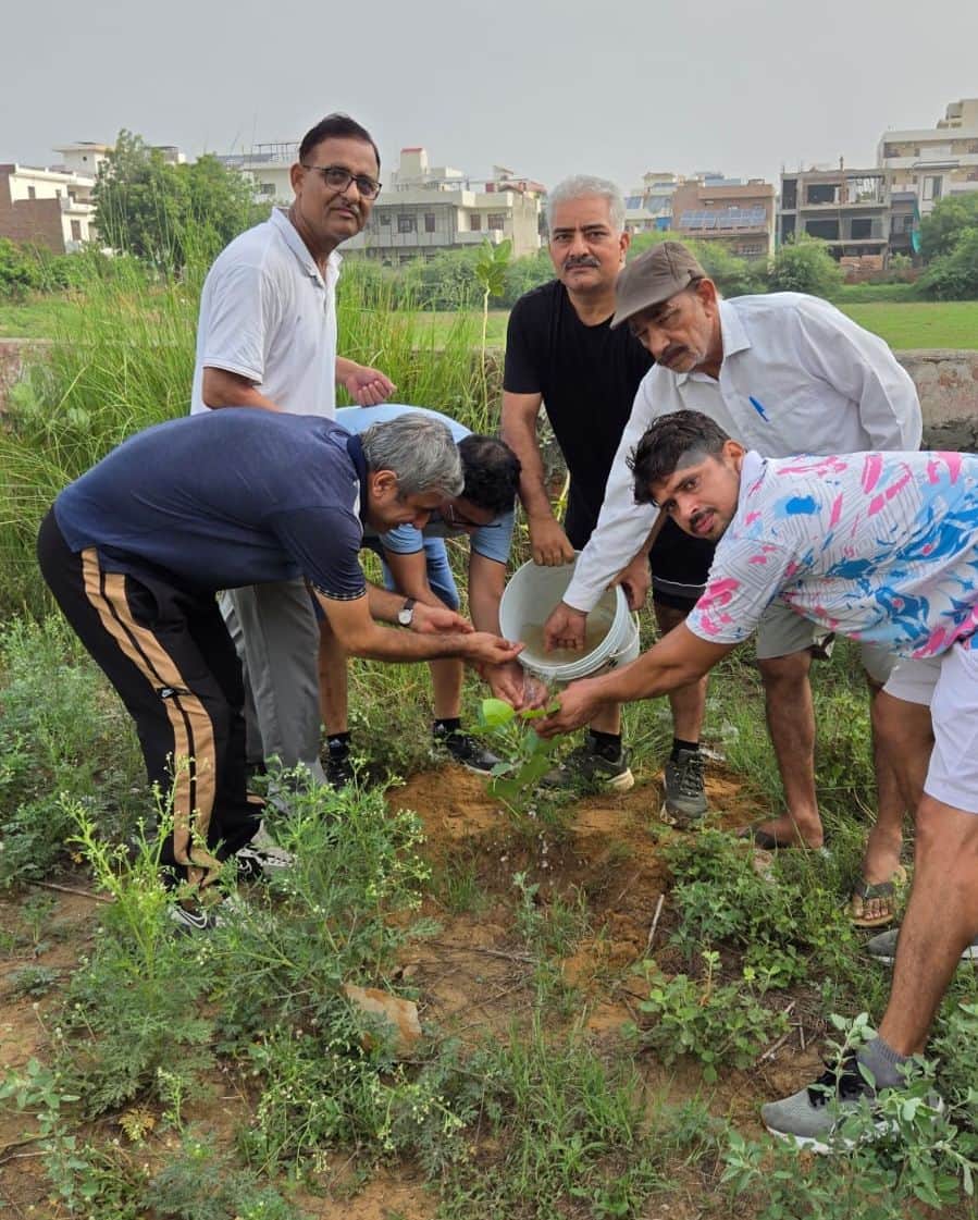 35-रोहतक में पौधरोपण करते विश्व हिंदू परिषद के जिला सहमंत्री रुपेश व अन्य। स्रोत परिषद