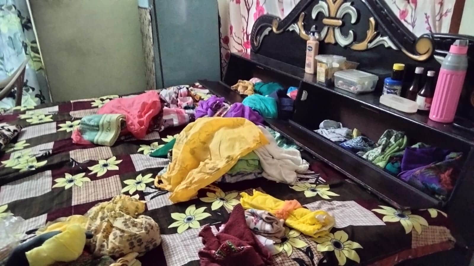 आलमपुर में चोरों द्वारा बखेरा गया सामान। स्त्रोत: जागरुक पाठक