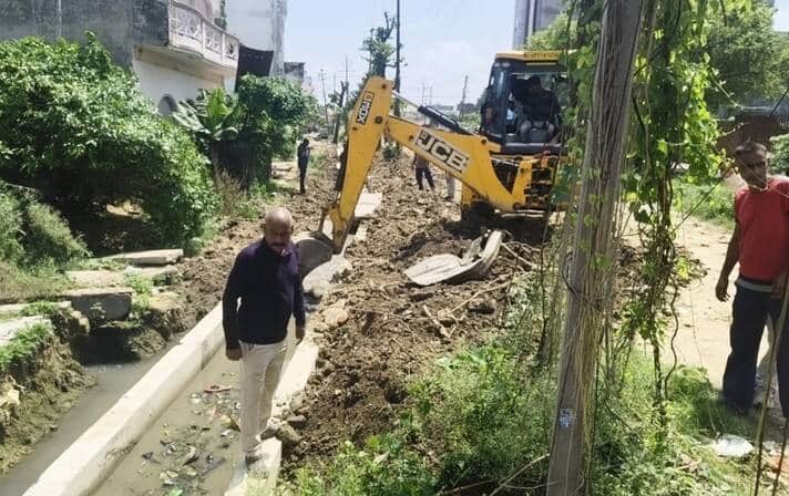 आवास विकास नहर पटरी पर नाला निर्माण के दौरान बंद किए गए पानी को खुलवाते सदर विधायक योगेश वर्मा।
