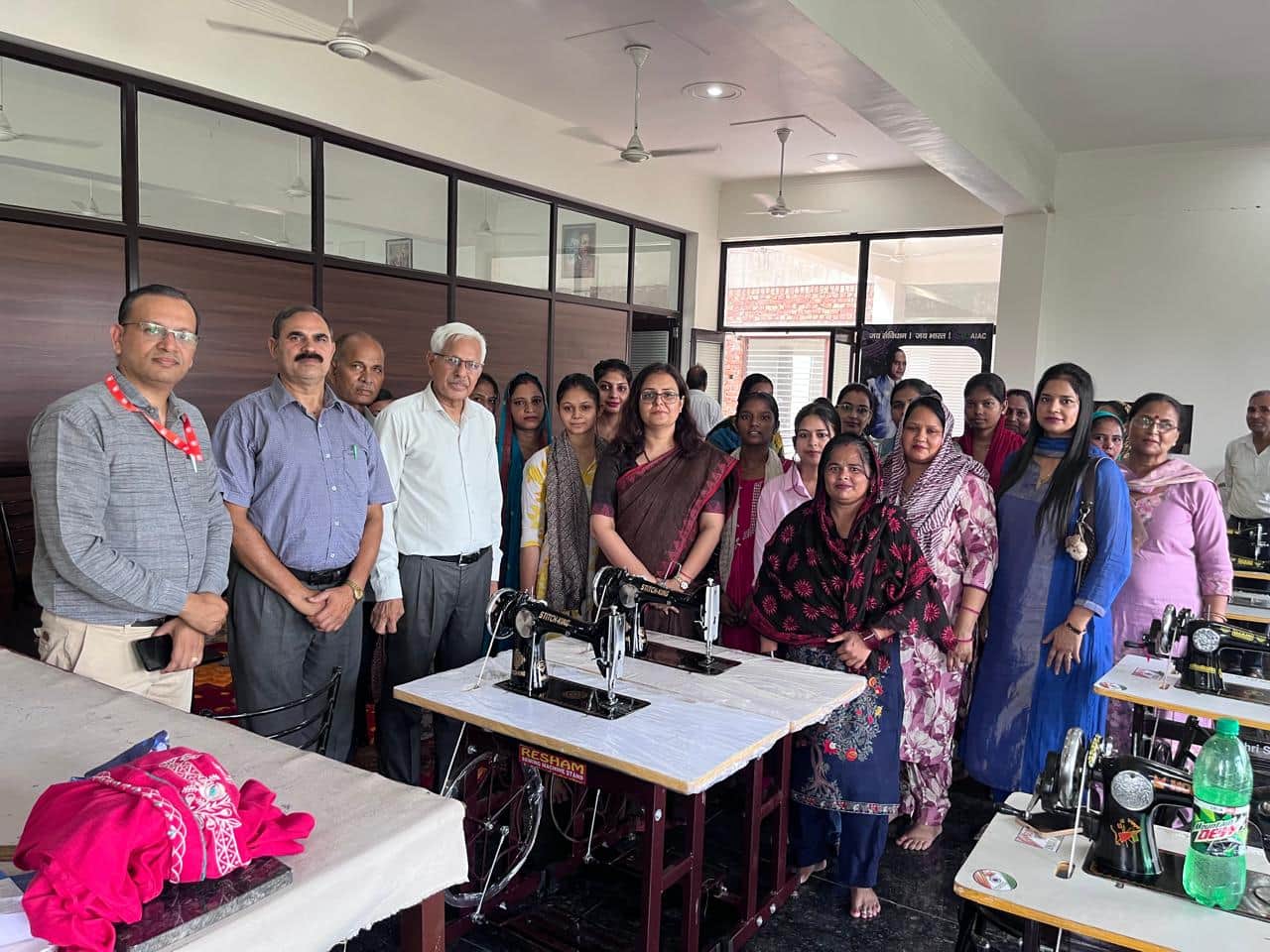 अंबेडकर भवन सेक्टर 16 में आयोजित कार्यक्रम में उपस्थित अंबेडकर समाज कल्याण सभा के सदस्य। संस्थ