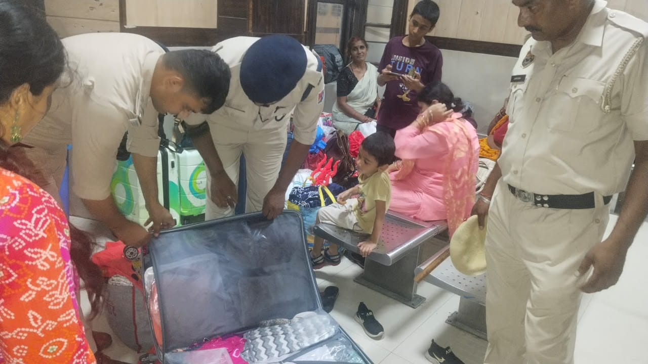 अंबाला छावनी रेलवे स्टेशन के प्लेटफार्म 1 पर वेटिंग हाल में बैठे यात्रियों का सामान देखते सुरक्