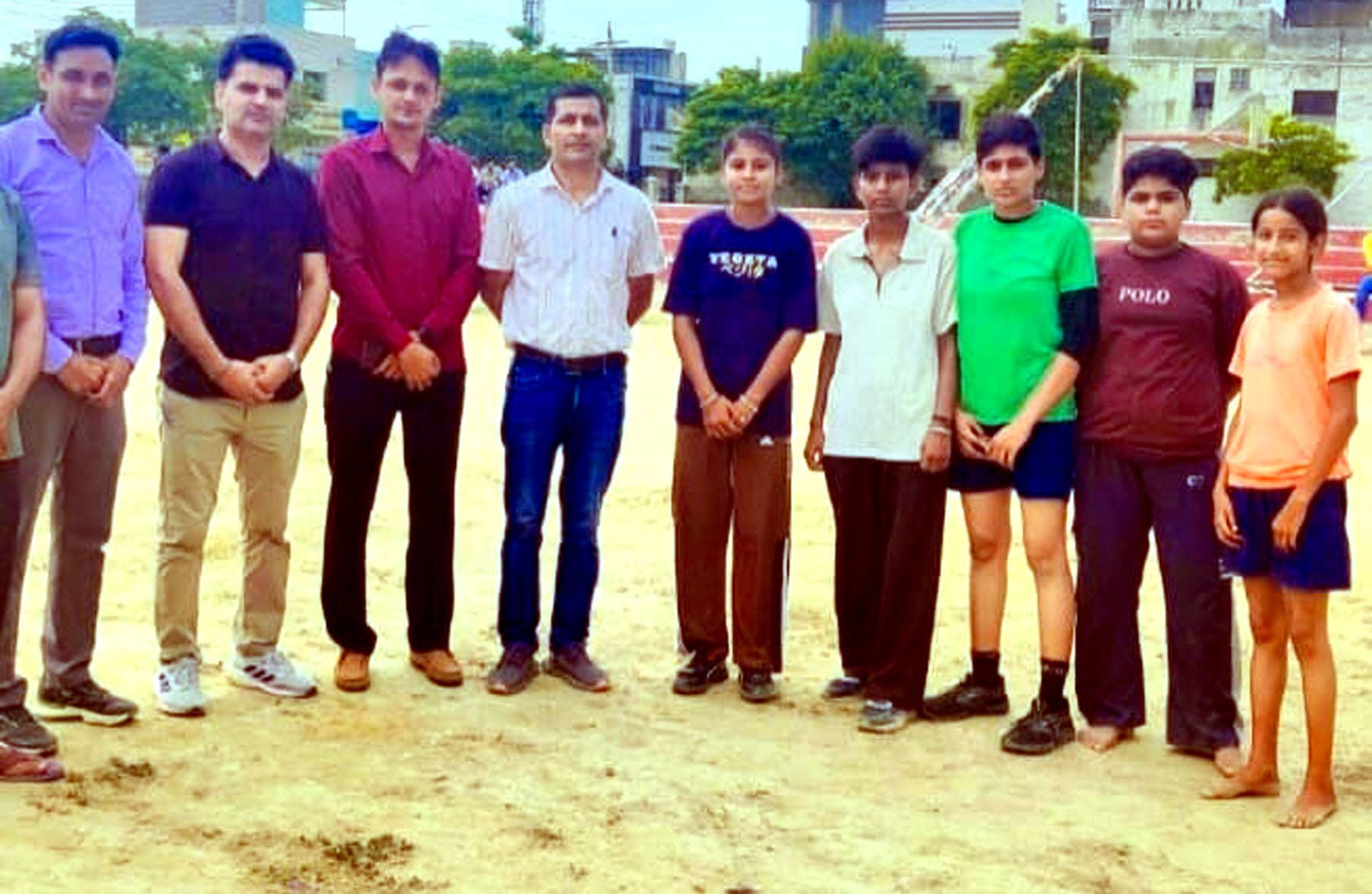 अपने कोच व प्रशिक्षकों के साथ धावक आंचल  (विज्ञप्ति)