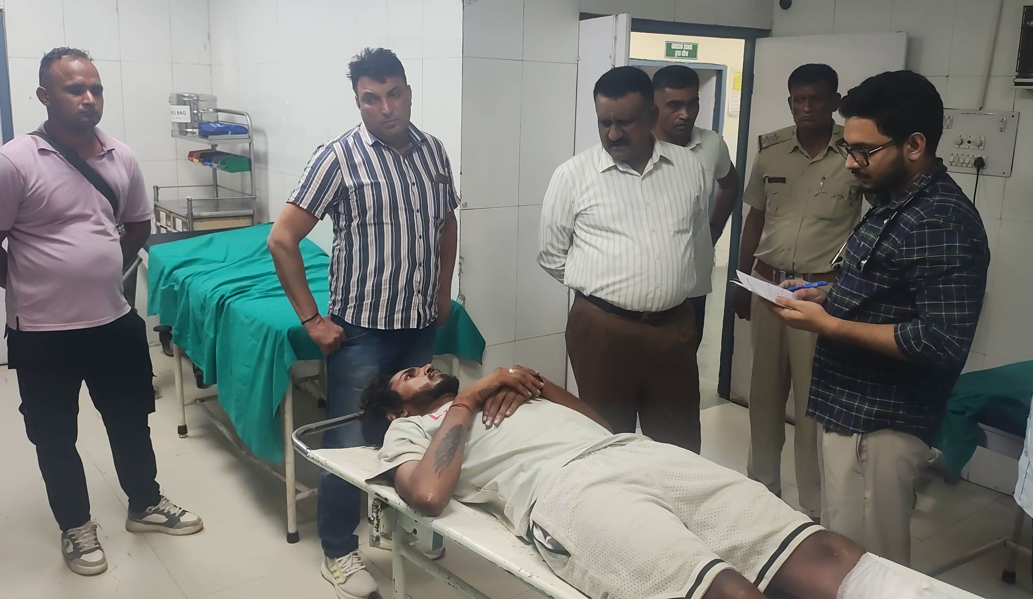 अस्पताल में आरोपी से पूछताछ करती पुलिस व अन्य। वीडियो
