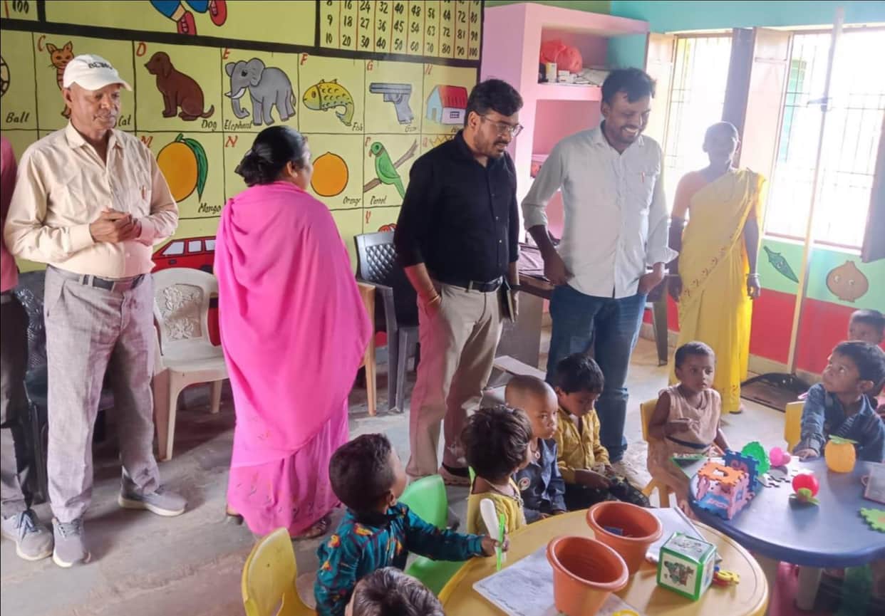 A NITI Aayog team inspected the PM SHRI Primary School at Sadak Tola.