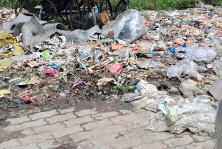 Traders troubled by filth at Bhuntar vegetable market