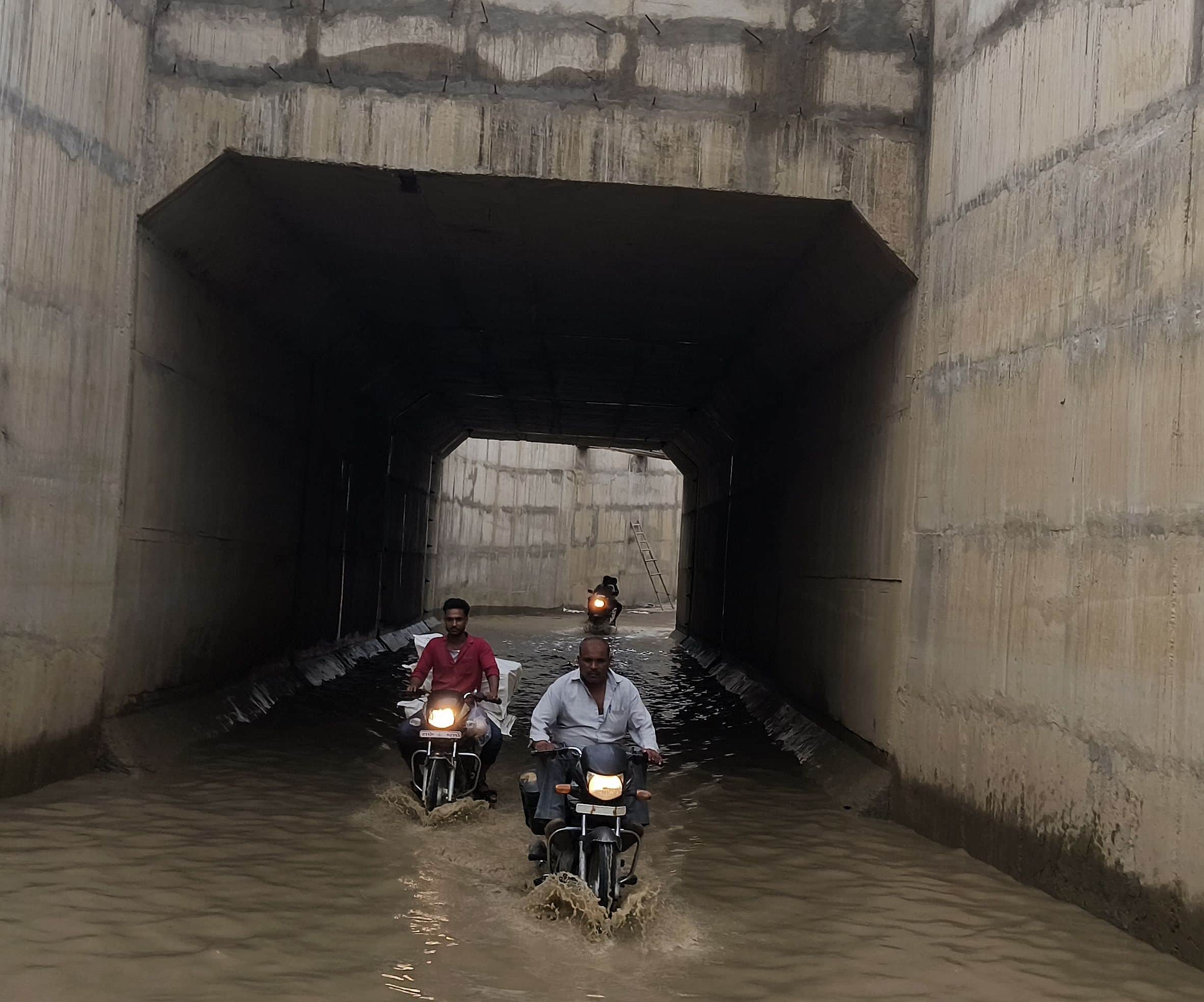 . बहादुरपुर-गंगाराम संपर्क मार्ग पर रेलवे के नवनिर्मित अंडरपास में भरा पानी। संवाद