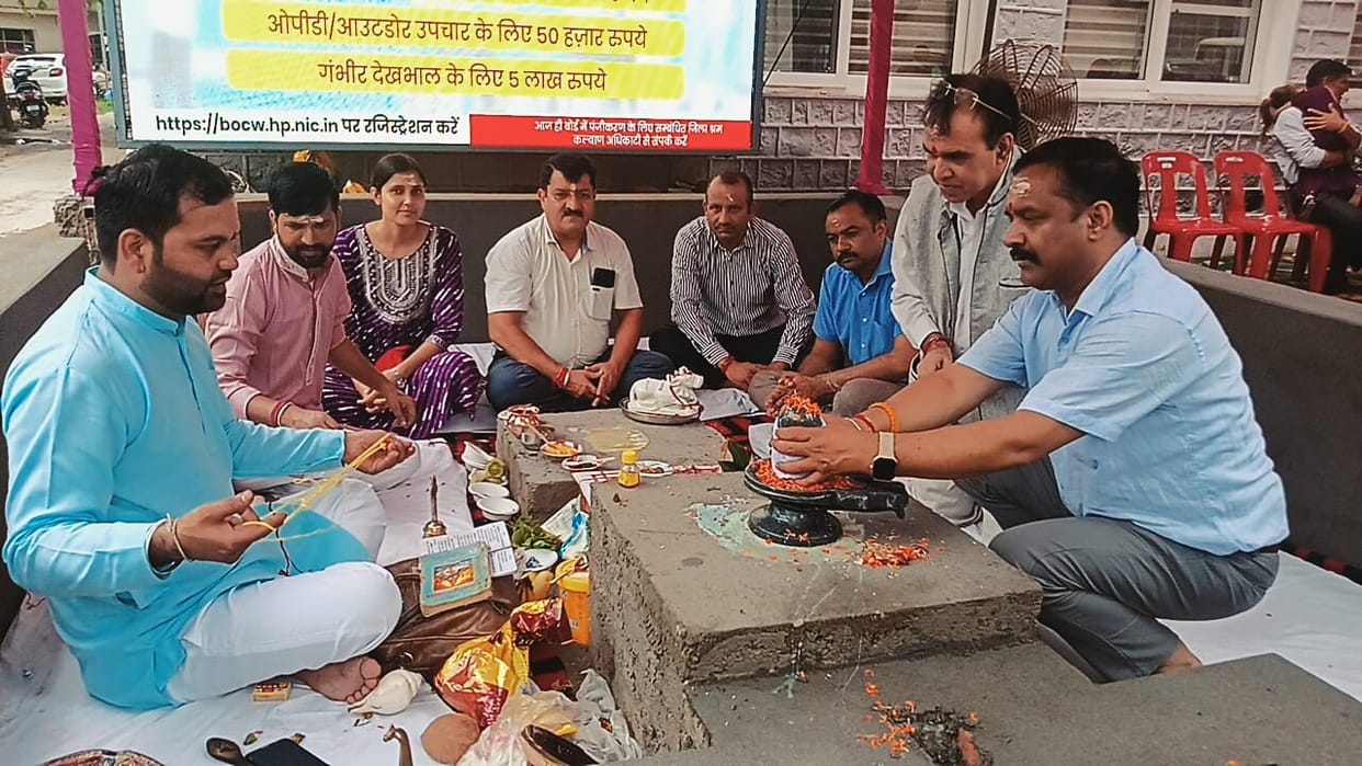 A Shivling was installed in the courtyard of the Welfare Board office.