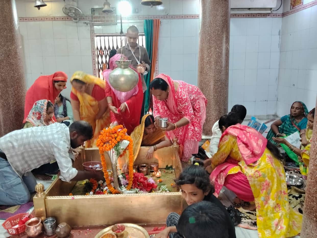 The devotees performed the water anointing, praying for happiness and prosperity.