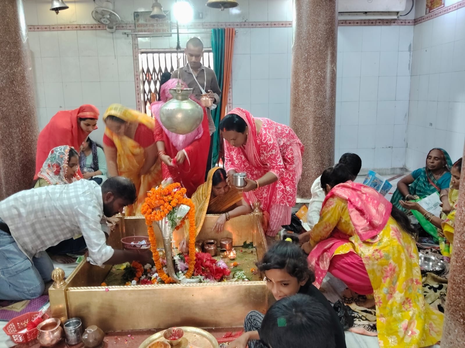 भवरनाथ मंदिर में जलाभिषेक करते करते शिवभक्त। संवाद
