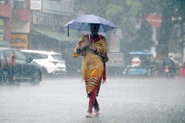 Weather Update: दिल्ली-एनसीआर में बूंदाबांदी, यलो अलर्ट जारी; जानें अगले छह दिन कैसा रहेगा मौसम Yellow alert for rain issued in Delhi for Tuesday