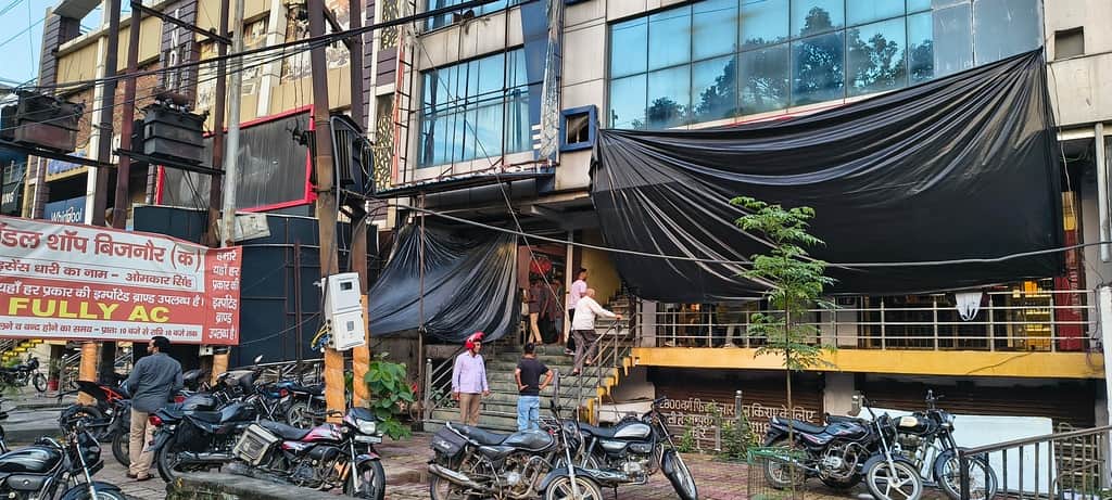 Tarpaulins and boards are identifying liquor shops.Tarpaulins and boards are identifying liquor shops.