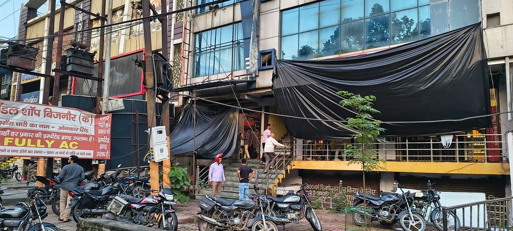 Tarpaulins and boards are identifying liquor shops.Tarpaulins and boards are identifying liquor shops.