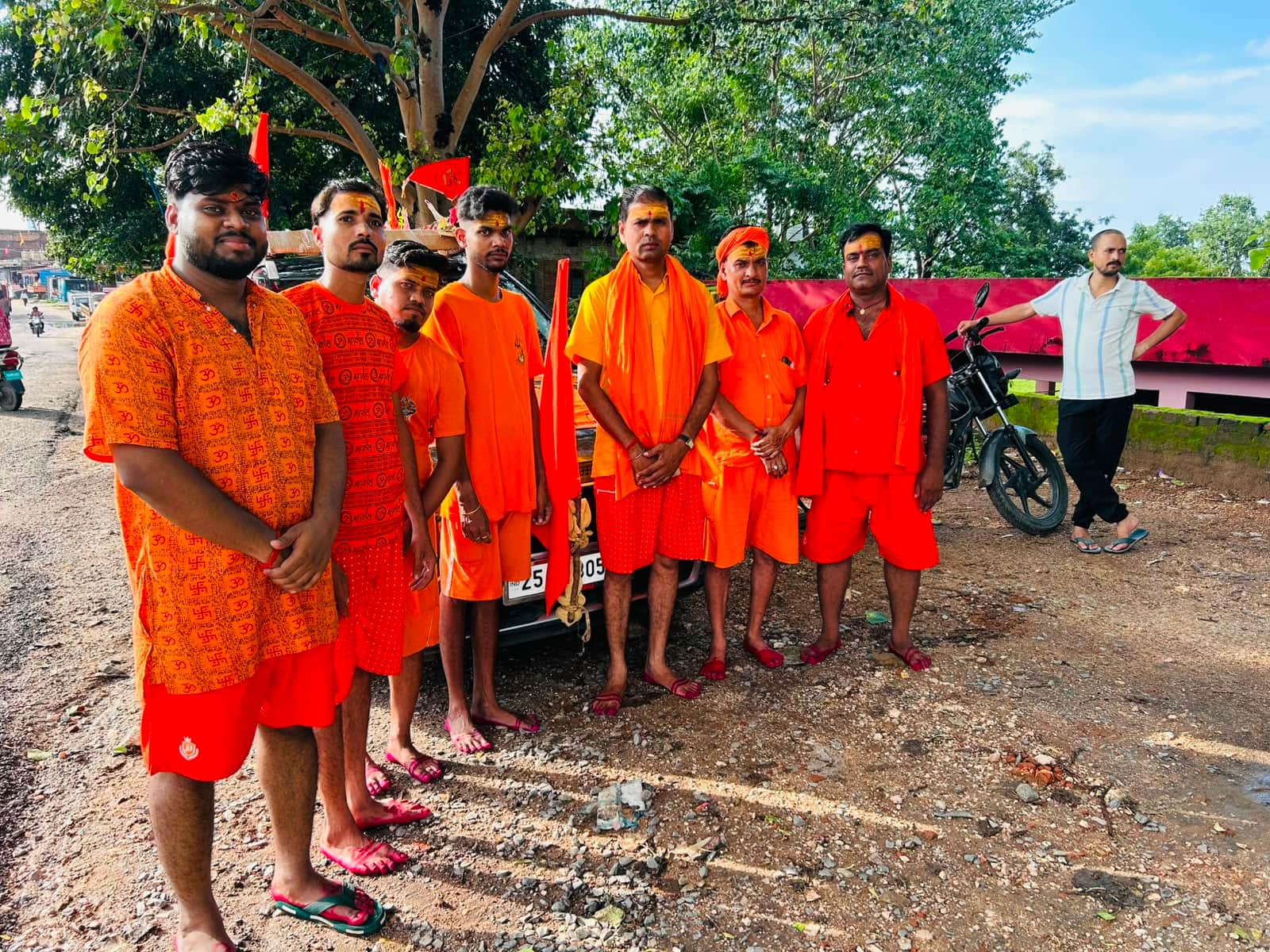 बीजपुर से दर्शन पूजन कर बाबा धाम के जाते श्रद्धालुजन।