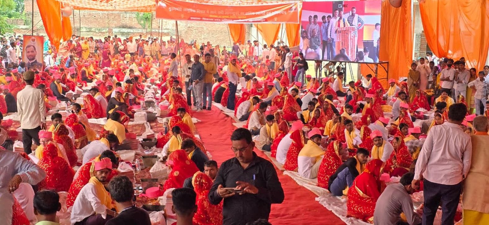  बल्दीराय में सामूहिक विवाह के आयोजन में बैठे जोड़े। संवाद