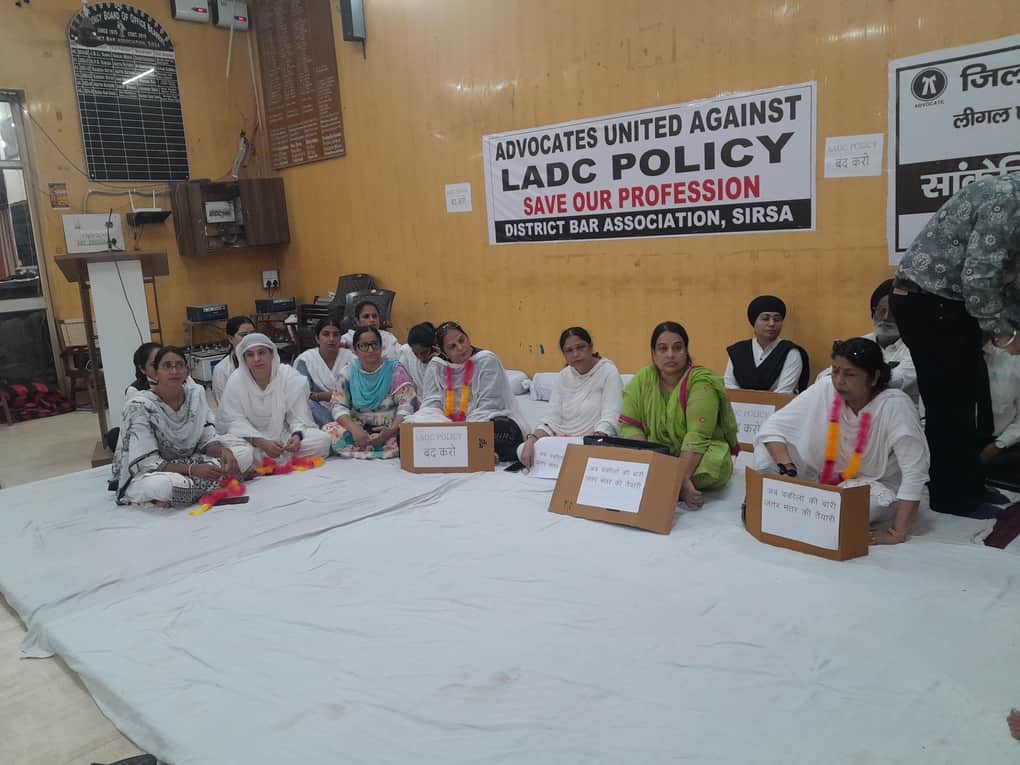 बार रूम में धरने पर बैठीं महिला अधिवक्ता। संवाद