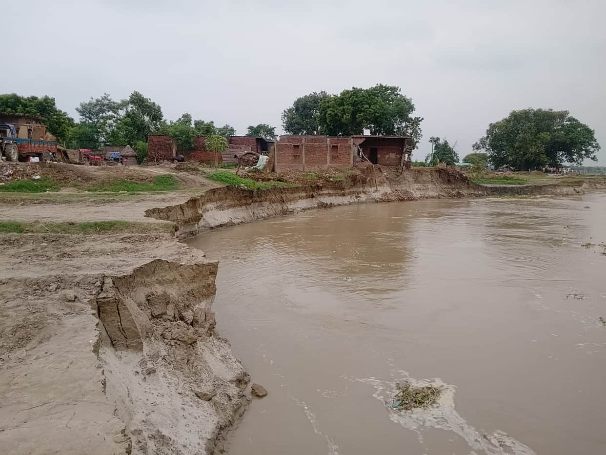 Six houses in Gopal Nagar Tadi have been swallowed by the Saryu River