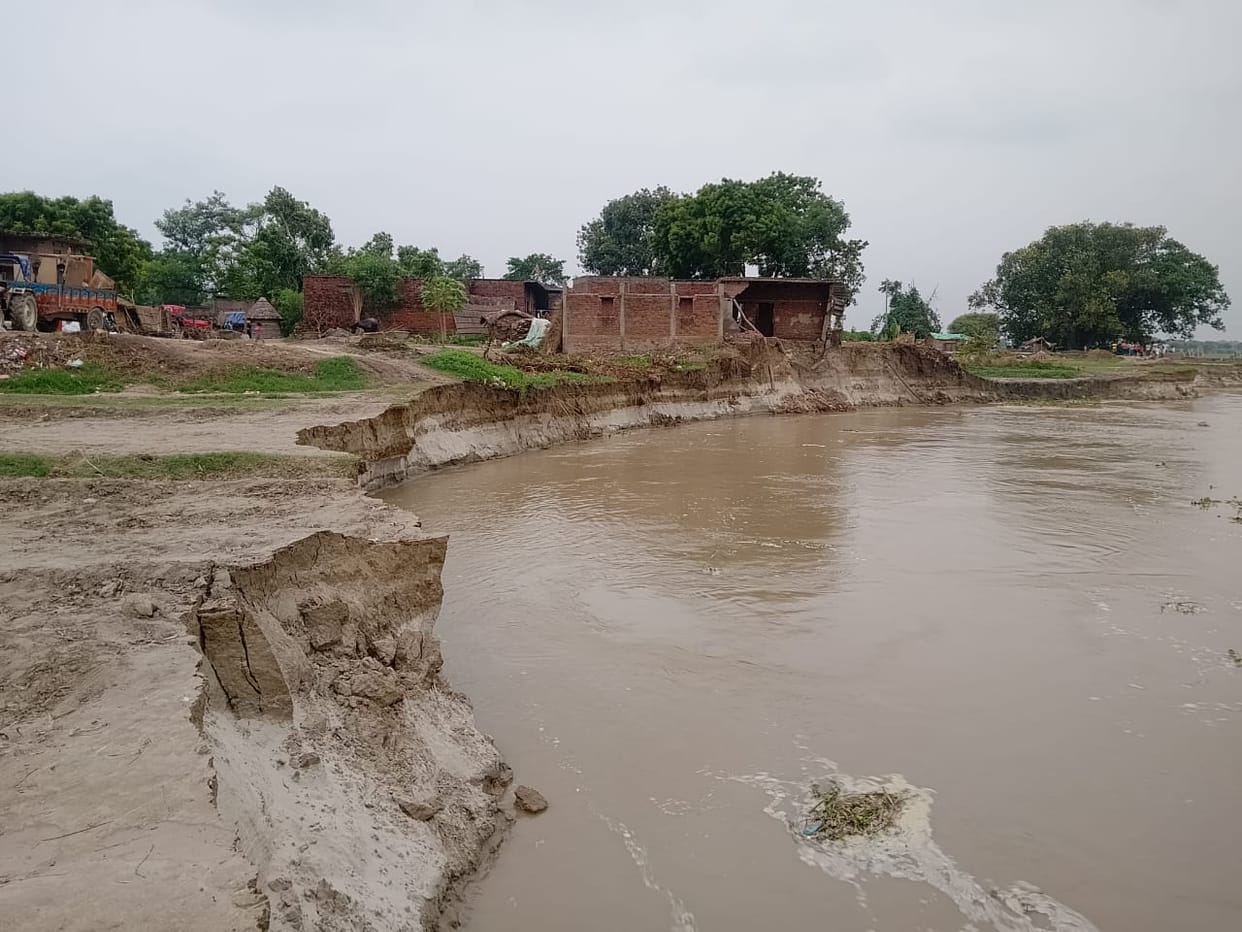 Six houses in Gopal Nagar Tadi have been swallowed by the Saryu River