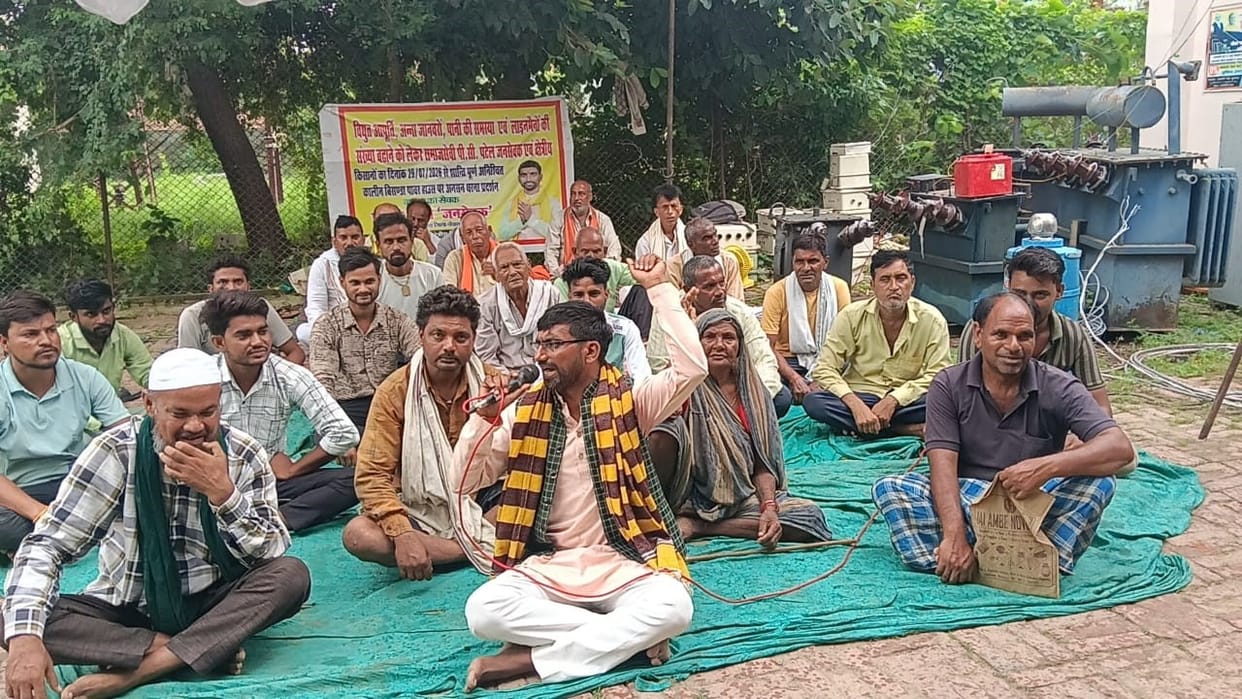 Farmers' hunger strike; memorandum returned to Naib Tehsildar.