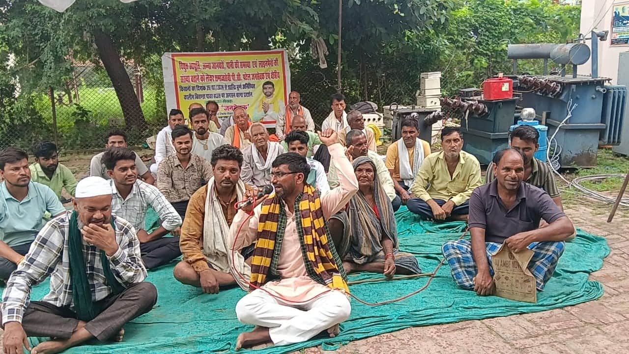बिसंडा पावर हाउस में अनशन के दौरान मौजूद किसान। संवाद