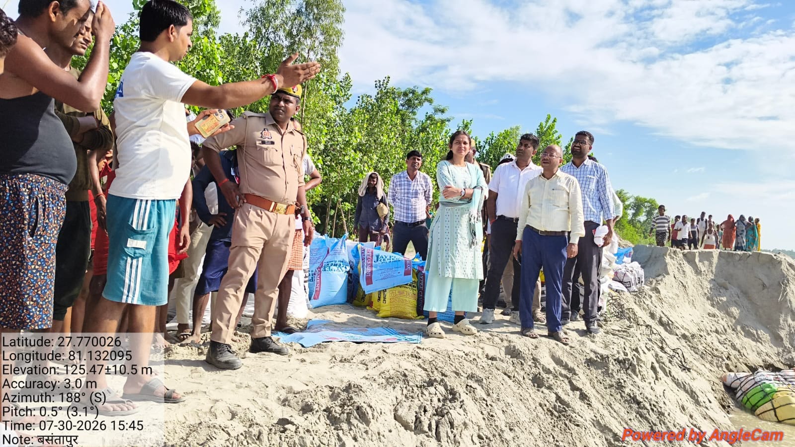 बसंतापुर के पास निरीक्षण करतीं एसडीएम धामिनी एम दास।  - संवाद